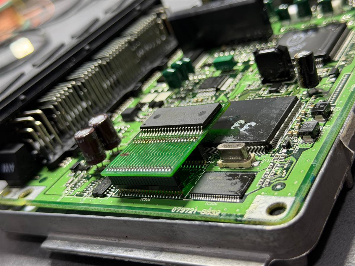 Geöffnetes Motorsteuergerät mit aufgesetztem Speicheradapter auf der Platine