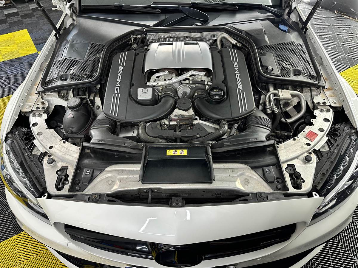 Motorraum eines Mercedes-AMG V8 Biturbo von oben