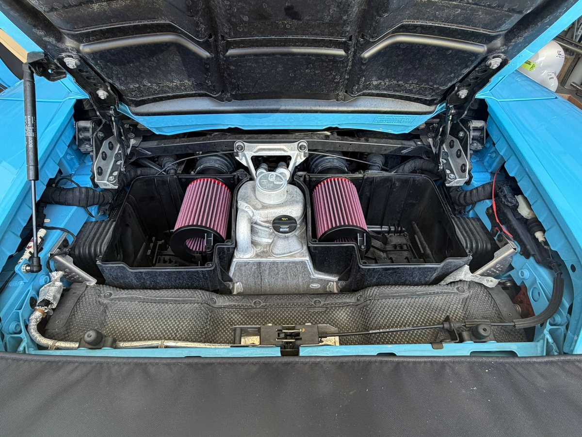 Motorraum eines Lamborghini Huracán mit zwei offenen Kegelluftfiltern